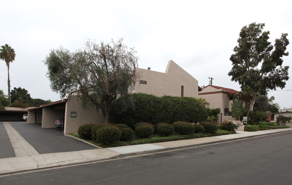 Pacific Pines in Carlsbad, CA - Foto de edificio