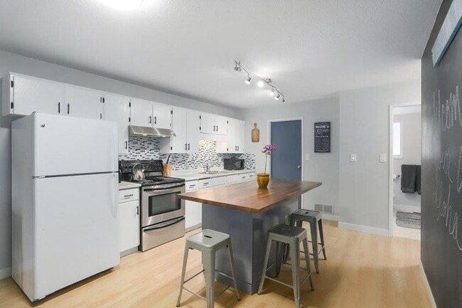 1800 King George Blvd in Surrey, BC - Building Photo - Building Photo