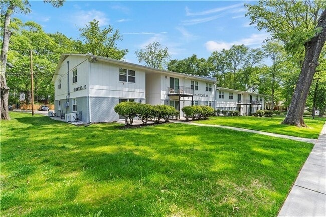 1701 Hawthorne Ave in College Park, GA - Foto de edificio - Building Photo