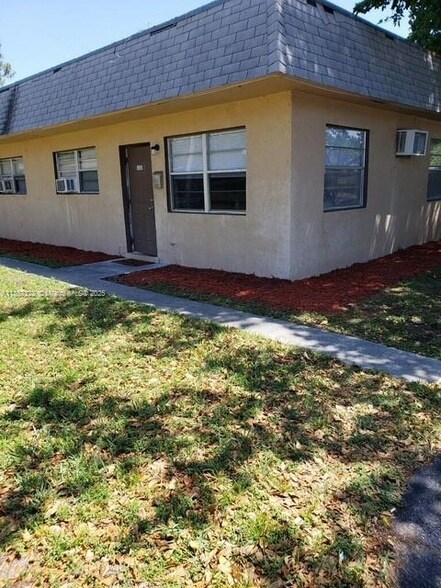 893 NE 39th St in Oakland Park, FL - Building Photo
