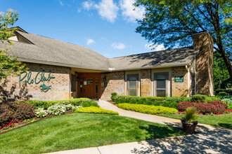 POLO CLUB APARTMENTS in Farmington Hills, MI - Foto de edificio - Building Photo