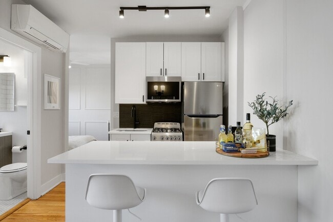 2748 N Hampden Ct in Chicago, IL - Building Photo - Building Photo