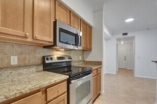 7101 Myrtlewood Cir W in Palm Beach Gardens, FL - Building Photo