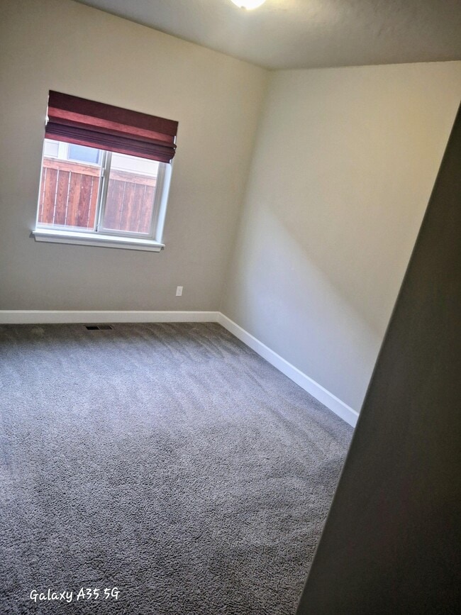 2563 NW Elm Pl in Redmond, OR - Building Photo - Building Photo