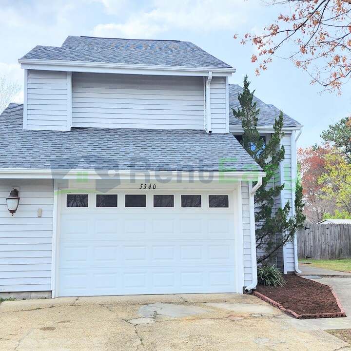 5430 Chatham Lake Dr in Virginia Beach, VA - Building Photo