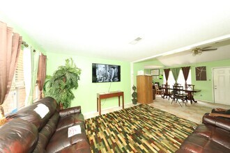 6910 Pella Dr in Houston, TX - Building Photo - Building Photo