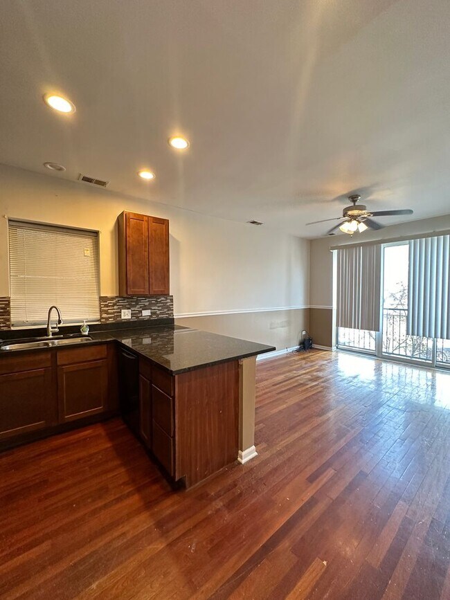 7654 S Colfax Ave in Chicago, IL - Building Photo - Building Photo