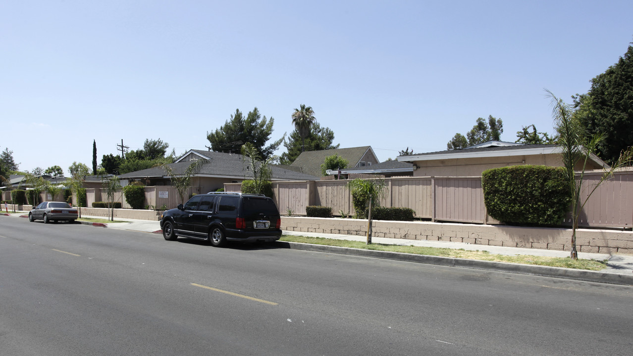 827-837 W Romneya Dr in Anaheim, CA - Foto de edificio