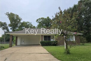 2412 Greenway Dr in Alexandria, LA - Building Photo