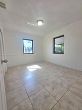 14900 NW 9th Ct in Miami, FL - Foto de edificio - Building Photo