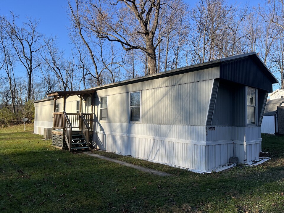 144 Fellers Ln in Inwood, WV - Building Photo