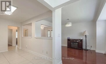 1 Fairbourne Crescent in Toronto, ON - Building Photo - Building Photo