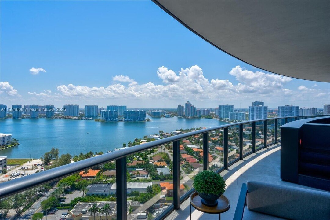 18555 Collins Ave in Sunny Isles Beach, FL - Foto de edificio