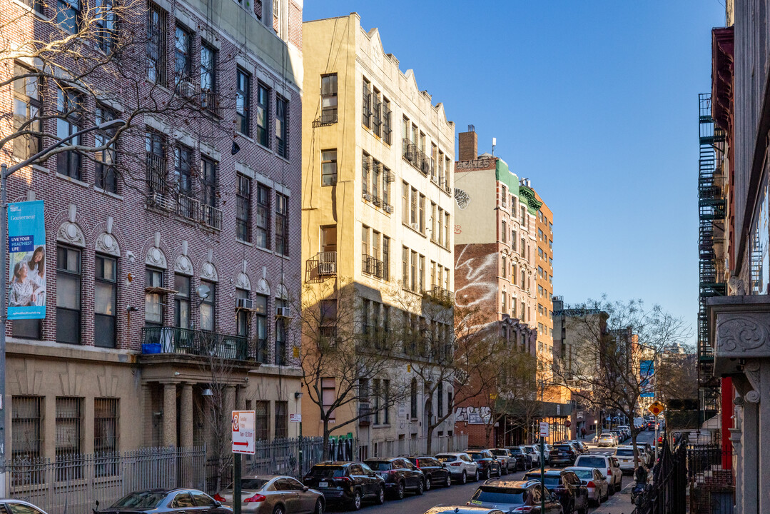 165 Henry St in New York, NY - Building Photo