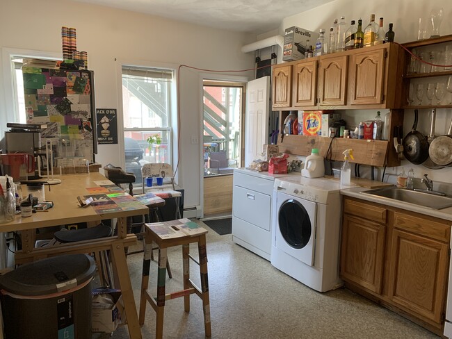 675 Washington St, Unit 2 in Brookline, MA - Foto de edificio - Building Photo