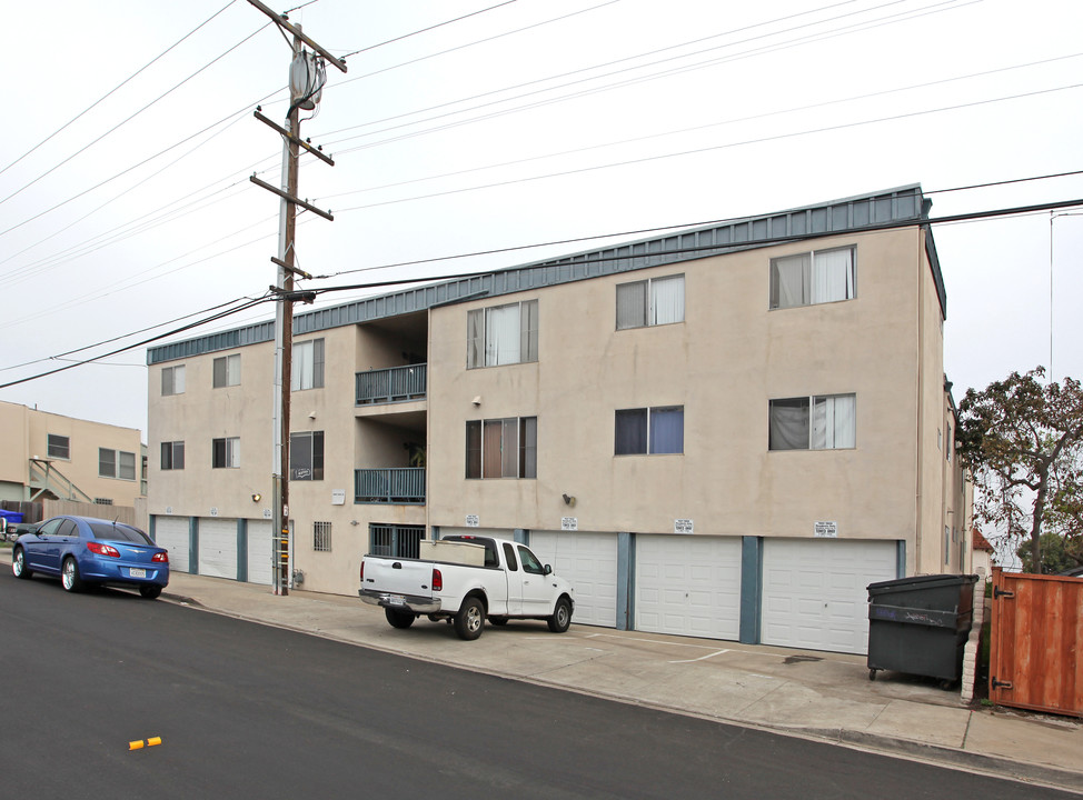 Loma Villa in San Diego, CA - Building Photo