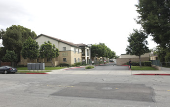 Park Grand Apartments in Pomona, CA - Building Photo - Building Photo