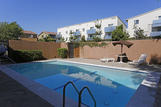 Shadow Hills Apartments in Pacoima, CA - Foto de edificio - Building Photo