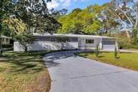 8835 Burning Tree Rd in Pensacola, FL - Foto de edificio - Building Photo