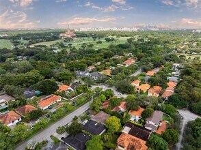 4000 Alhambra Cir in Coral Gables, FL - Foto de edificio - Building Photo