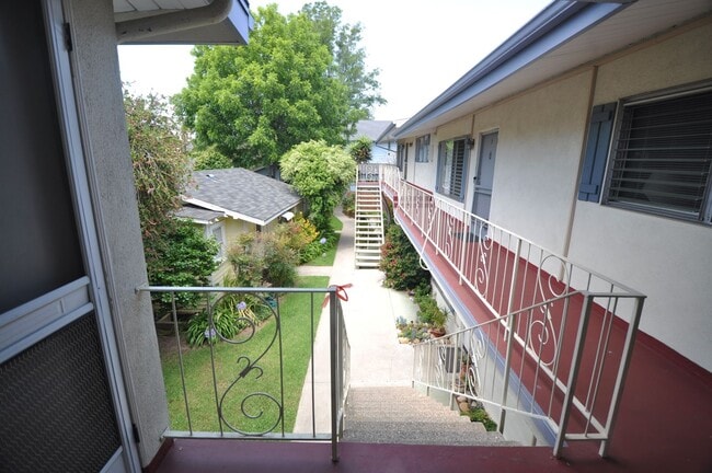 121 W Arrellaga St in Santa Barbara, CA - Foto de edificio - Building Photo