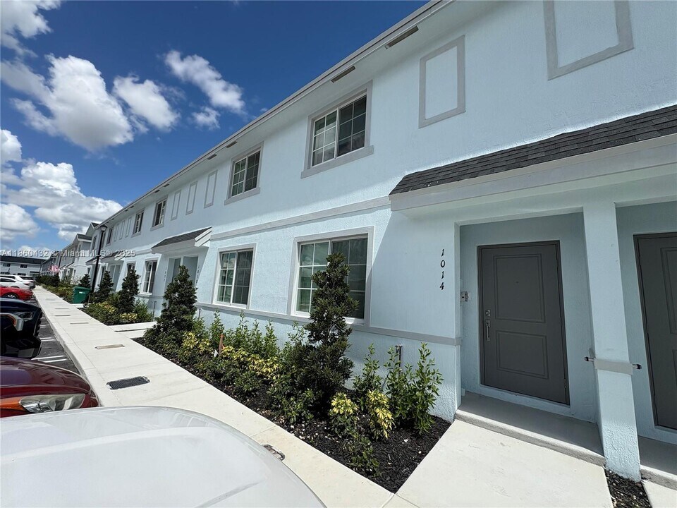 1014 W Davis Pkwy in Florida City, FL - Building Photo