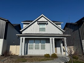 8884 W Hill Rd Pkwy in Garden City, ID - Building Photo