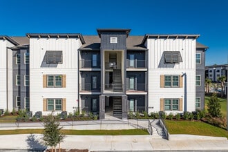 Pointe Grand Spring Hill in Spring Hill, FL - Building Photo - Building Photo