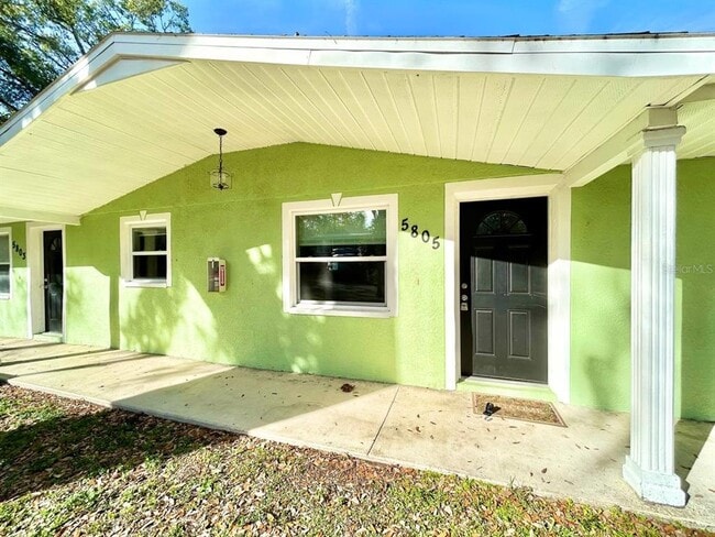 5805 Delaware Ave in New Port Richey, FL - Foto de edificio - Building Photo