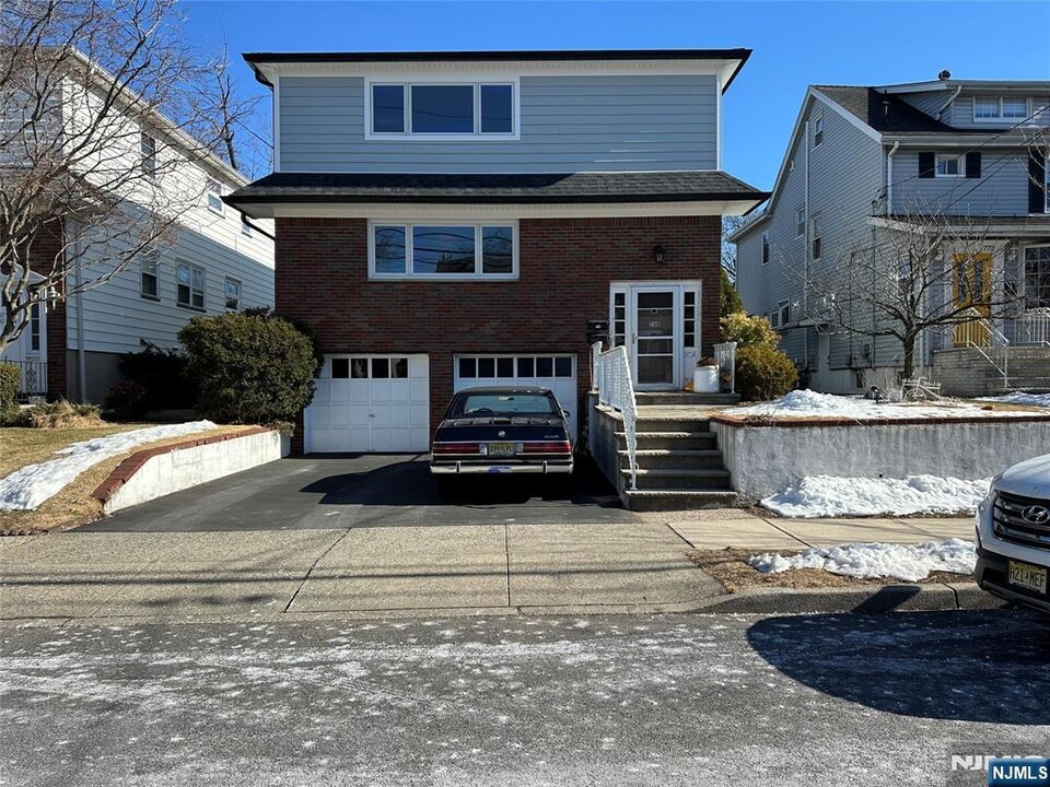 768 6th St in Lyndhurst, NJ - Building Photo