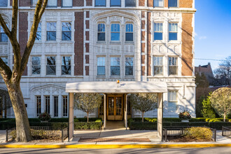 2440 N Lakeview Ave in Chicago, IL - Foto de edificio - Building Photo