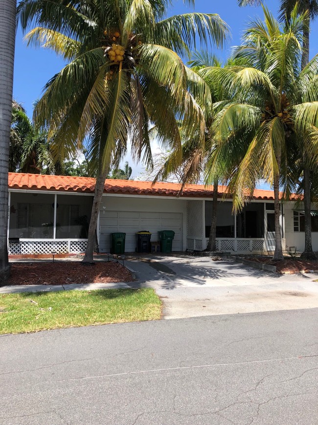 230 NE 2nd Pl in Dania Beach, FL - Building Photo - Building Photo