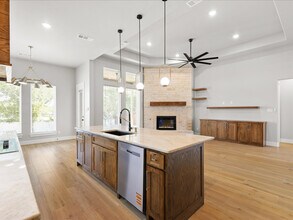 8101 Oak Hollow Dr in Arlington, TX - Building Photo - Building Photo