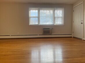 43 Charter Oak St, Unit D in Manchester, CT - Building Photo - Building Photo