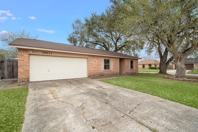 10011 Blue Bird St in La Porte, TX - Building Photo - Building Photo