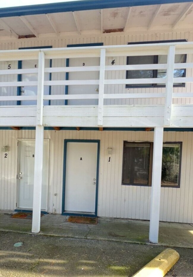 1530 Newmark Ave in Coos Bay, OR - Building Photo - Building Photo