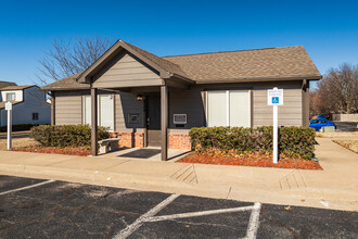 Cedarwood Terrace in Springfield, MO - Building Photo - Building Photo