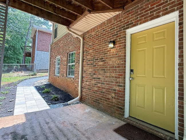 202 Oakwood Cir