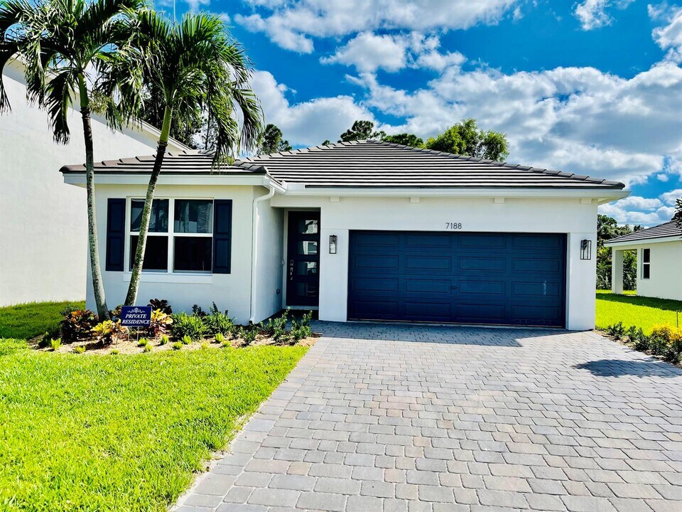 7188 Trotwood Ln in Jupiter, FL - Building Photo