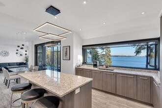 3595 Sunset Ln in West Vancouver, BC - Building Photo - Building Photo