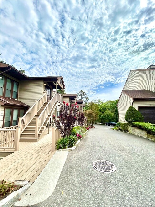 19 The Circle in Glen Head, NY - Foto de edificio - Building Photo