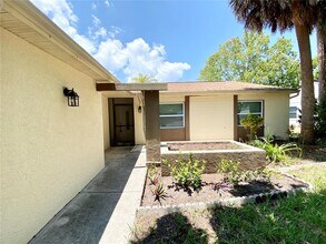 8433 Somerset Dr in Largo, FL - Building Photo - Building Photo
