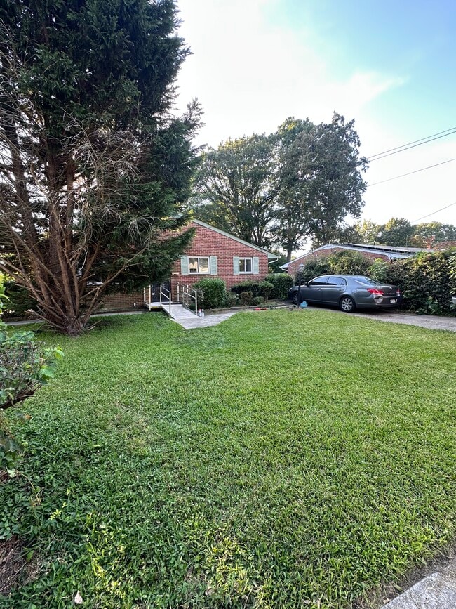 8611 Devon St, Unit A in Norfolk, VA - Foto de edificio - Building Photo