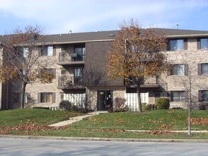 Jefferson Parkview Condominiums in Naperville, IL - Building Photo - Building Photo