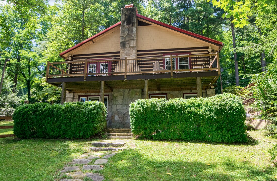 117 Lake Dr in Laurel Park, NC - Building Photo