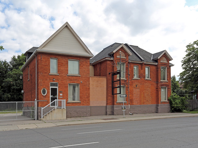 392 Main St W in Hamilton, ON - Building Photo - Primary Photo