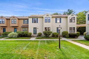 290 Apache Way in Tewksbury, MA - Building Photo