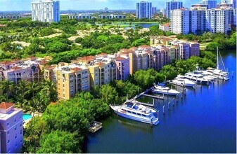 19655 E Country Club Dr in Miami, FL - Building Photo - Building Photo