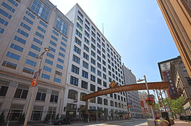 Residences at Halle in Cleveland, OH - Foto de edificio - Building Photo