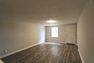 3165 Walnut Ave in Groves, TX - Building Photo - Building Photo